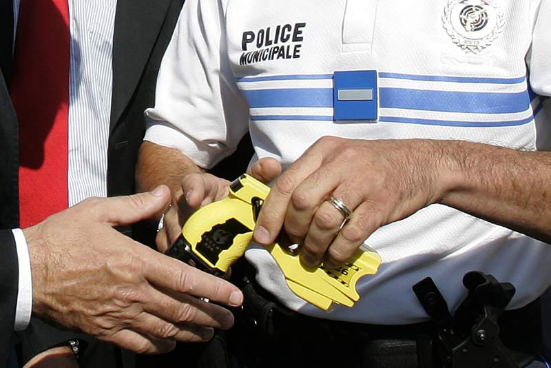 Sốc điện (súng gây choáng) được cảnh sát Pháp dùng từ hơn 15 năm nay - Ảnh: Lionel Cironneau (AP)