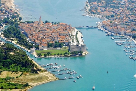 Trogir (Trau), thành phố du lịch nổi tiếng của Croatia, nơi có những kỷ niệm và gắn bó với Vương quốc Hungary thế kỷ 13 - Ảnh: iranytrogir.hu