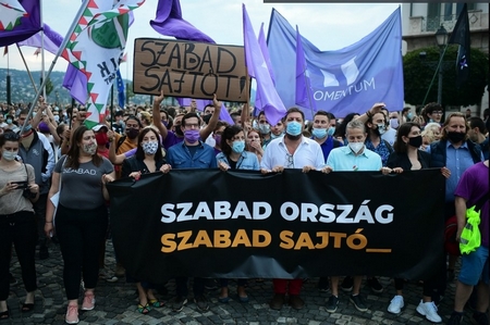 5-10 ngàn người tham gia cuộc biểu tình vì tự do báo chí và vì tờ báo Index, chiều tối thứ Sáu 24-7-2020 tại Budapest - Ảnh: Bődey János