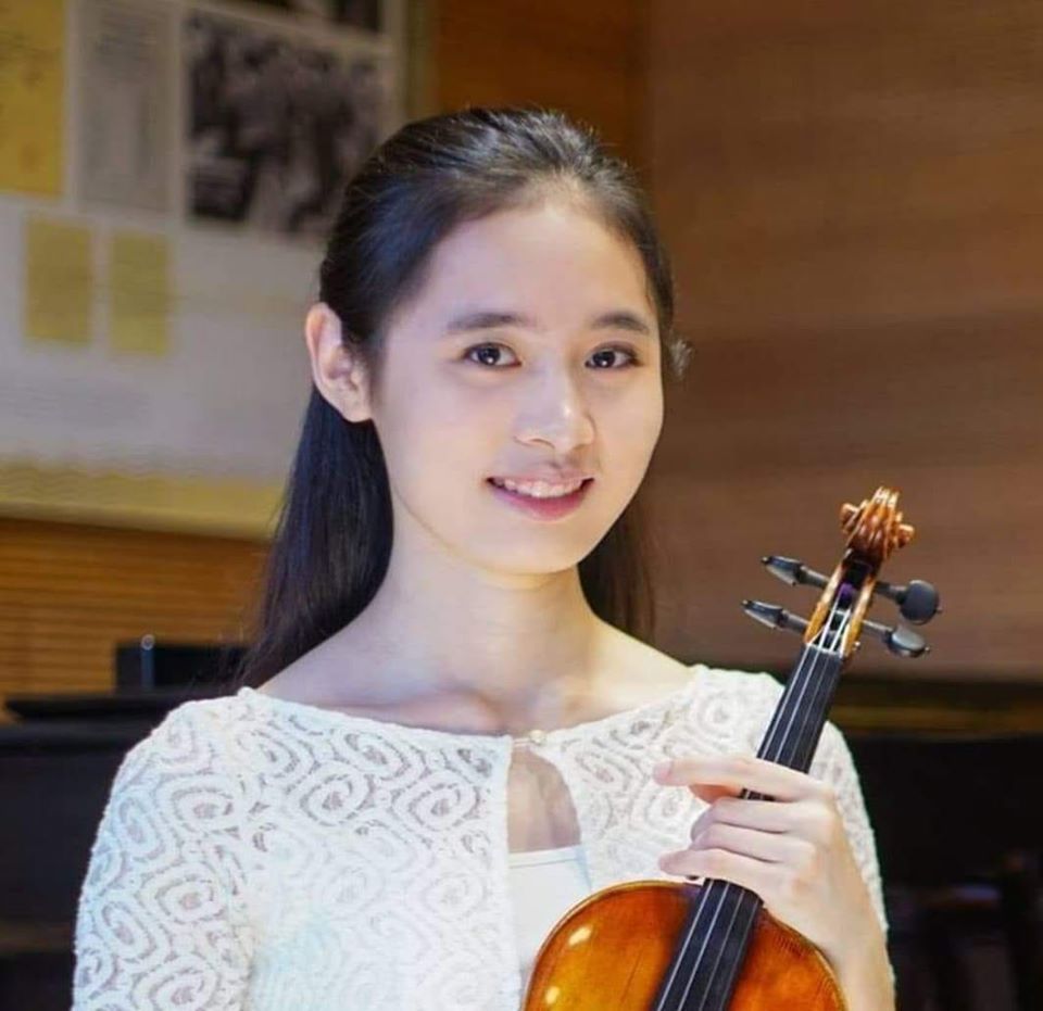 Nghệ sĩ violon Hoàng Hồ Khánh Vân, thành viên của Dàn nhạc Thính phòng trẻ Đông Nam Á và Dàn nhạc Trẻ Châu Á, hiện đang học Thạc sĩ tại Học viện Âm nhạc Quốc gia Budapest