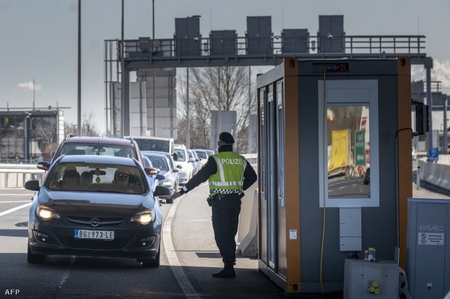 Kiểm tra tại cửa khẩu Hegyeshalom (biên giới Áo - Hung), tháng 3-2020 - Ảnh: Joe Klamar (AFP)