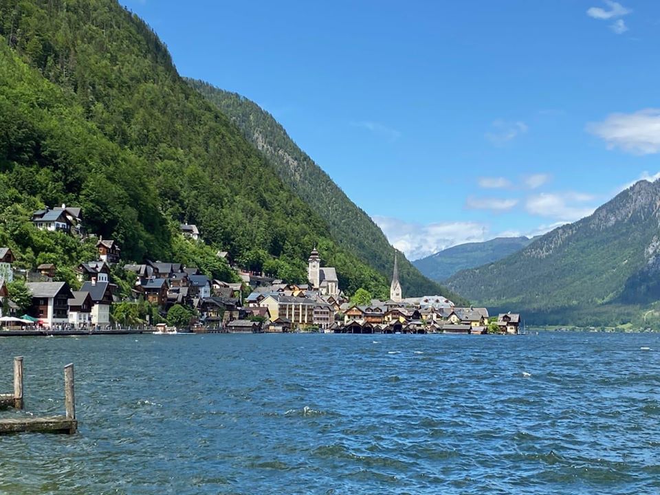 “Ngôi làng đẹp nhất thế giới” Hallstatt (Áo) lặng lẽ sau dịch bệnh - Ảnh: avoid-crowds.com