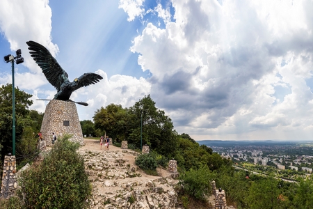 Tượng đài Turul tại TP. Tatabánya, được coi là lớn nhất tại Hungary - Ảnh: termeszetjaro.hu
