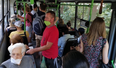 Hành khách dùng khẩu trang tại xe buýt số 80 thuộc hệ thống BKV, Budapest ngày 31-8-2020 - Ảnh: index.hu