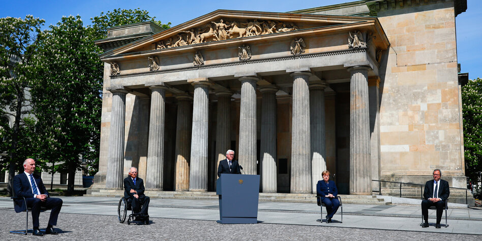 Tổng thống Frank-Walter Steinmeier phát biểu trước Đài Tưởng niệm Nạn nhân Chiến tranh và Chế độ Độc tài, Berlin ngày 8-5-2020 - Ảnh: Hanibal Hanschke (Reuters)