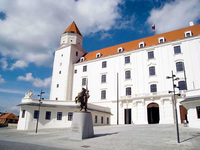 Tượng Svatopluk, “Vua của dân Slovakia cổ” trước cổng vào của Lâu đài Bratislava (Slovakia)