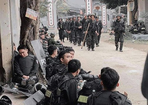 Cảnh sát cơ động tràn vào Đồng Tâm - Ảnh: Facebook