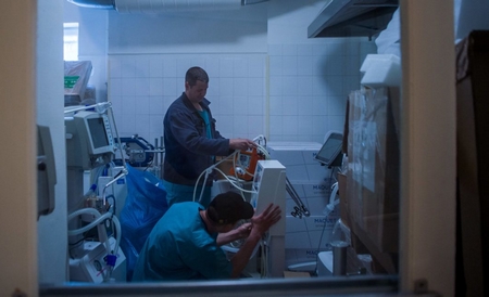 Các kỹ thuật viên đang kiểm tra hệ thống máy trợ thở tại một nhà kho của Viện Phổi Quốc gia Korányi, Budapest ngày 4-5-2020 - Ảnh: Balogh Zoltán (MTI)