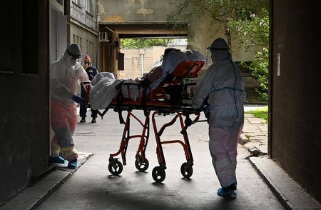 Bệnh nhân phải trợ thở tại phòng hồi sức cấp cứu, Bệnh viện Jahn Ferenc (Trung tâm Y tế Nam Pest), ngày 8/4/2020 - Ảnh: Kovács Tamás (MTI)