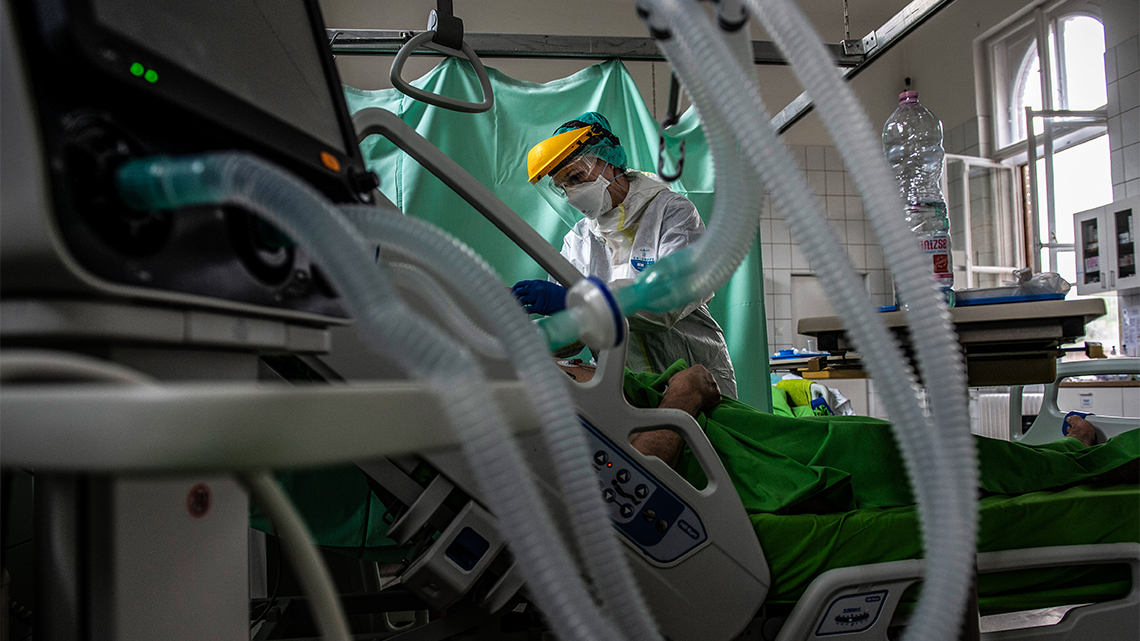 Nhân viên y tế mặc đồ bảo hộ chăm sóc bệnh nhân Covid-19 tại Bệnh viện János, ngày 29-4-2020 - Ảnh: Árvai Károly (AFP)