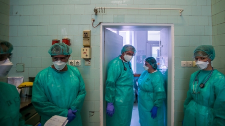 Các y, bác sĩ trước khi đi thăm bệnh nhân Covid-19 tại Bệnh viện Szent János, Budapest ngày 14/5/2020 - Ảnh: Balogh Zoltán (MTI)