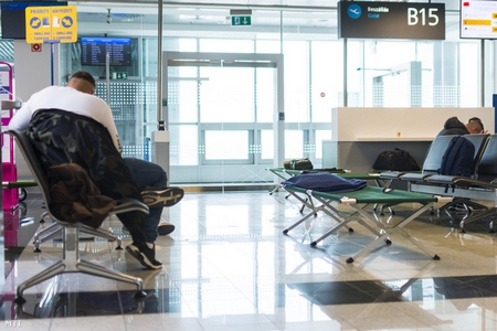 Phòng chờ tại Sân bay Quốc tế Liszt Ferenc (Budapest), nơi hành khách không đủ điều kiện nhập cảnh Hungary phải chờ đợi để quay trở lại kể từ ngày 17/3/2020, khi nước này đóng biên với bên ngoài - Ảnh: Baranyi Róbert (MTI)