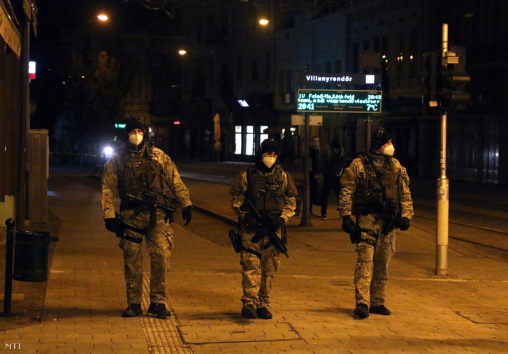 Lực lượng đặc biệt (chống khủng bố - TEK) cũng tham gia tuần tra buổi đêm - Ảnh: Vajda János (index.hu)