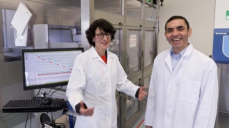 Vợ chồng bác sĩ Uğur Şahin và Özlem Türeci, những người đã phát minh ra vaccine Pfitzer - Ảnh: DP