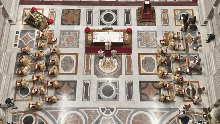 Thánh lễ đêm Giáng sinh tại Đại vương cung thánh đường Thánh Phêrô, Vatican ngày 24-12-2020 - Ảnh: Striner (Vatican Media/ AFP)