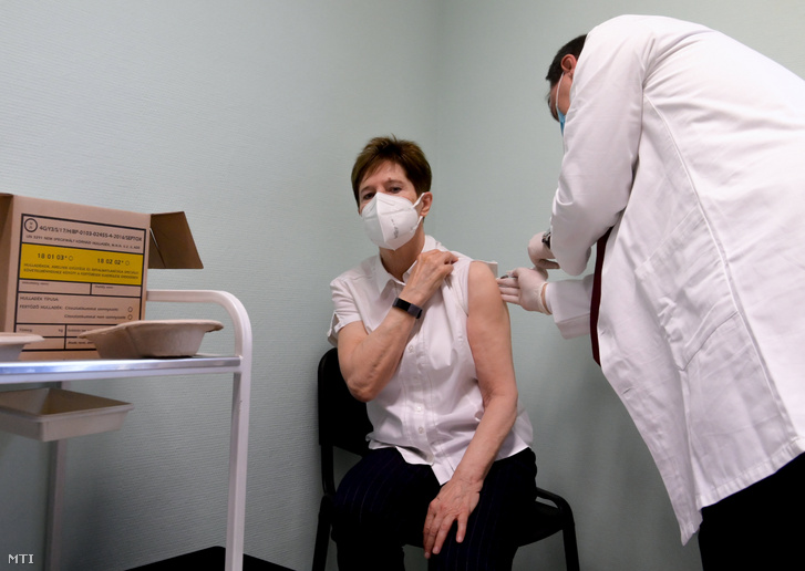 Bác sĩ trưởng khoa Kertész Adrienne, công dân đầu tiên ở Hungary được tiêm chủng kháng Covid-19 bằng loại vaccine vào sáng 26/12/2020 tại Bệnh viện Trung ương Nam - Pest, bởi chính tay bác sĩ Trưởng khoa Truyền nhiễm Szlávik János - Ảnh: Koszticsák Szilárd (MTI)