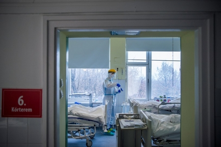 Điều trị bệnh nhân nhiễm Covid-19 tại phòng hồi sức tích cực, Viện Phổi Quốc gia Korányi, Budapest ngày 11/12/2020 - Ảnh: Balogh Zoltán (MTI)