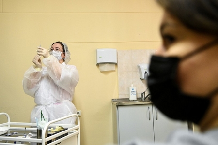 Chuẩn bị tiêm chủng vaccine Sputnik V tại một bệnh viện ở Moscow, Liên bang Nga, ngày 5/12/2020 - Ảnh: Kirill Kudryavtsev (AFP)
