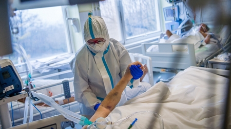 Điều trị cho bệnh nhân Covid-19 tại Viện Phổi Quốc gia Korányi, ngày 11/12/2020 - Ảnh: Balogh Zoltán (MTI)