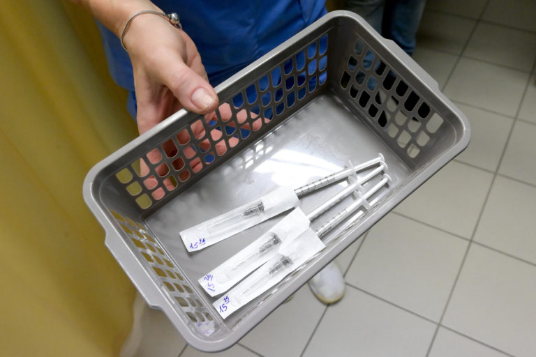 Ống tiêm chứa đầy vaccine của Pfizer-BioNTech tại Bệnh viện Trung ương Nam - Pest, sáng 26/12/2020 - Ảnh: Koszticsák Szilárd (MTI)