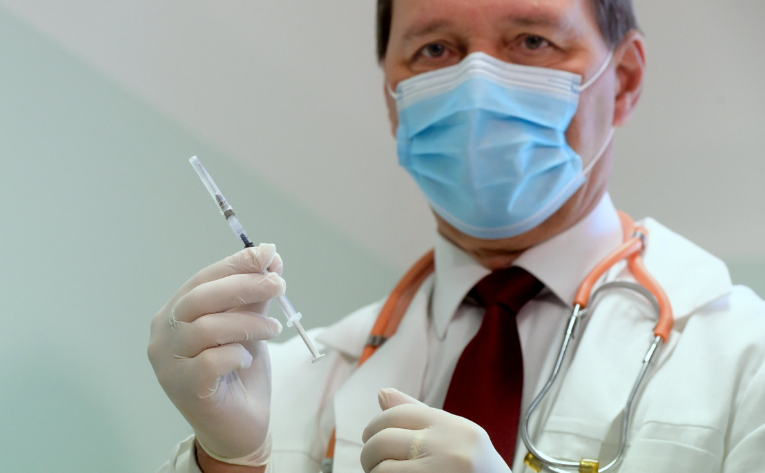 Bác sĩ Trưởng khoa Truyền nhiễm Szlávik János với một liều vaccine do hai công ty Pfizer và BioNTech hợp tác sản xuất, tại Bệnh viện Trung ương Nam - Pest, sáng 26/12/2020 - Ảnh: Koszticsák Szilárd (MTI)