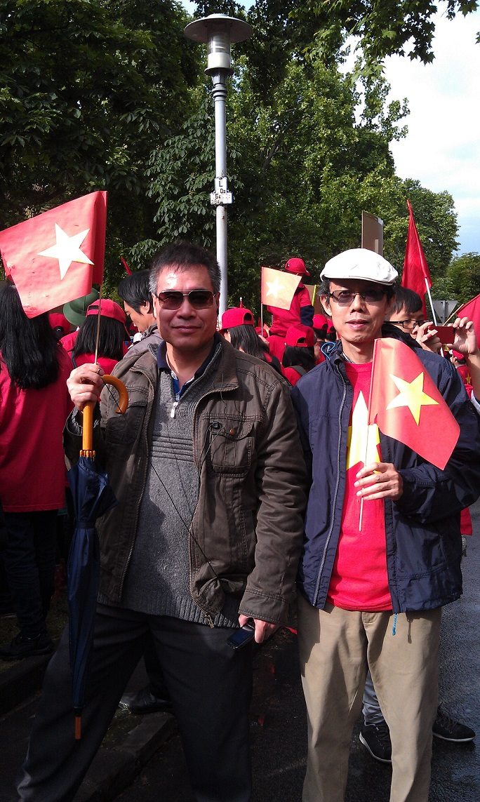 Anh Nguyễn Tuấn Anh trong cuộc biểu tình phản đối Trung Quốc đặt dàn khoan Hải Dương 981 vào vùng đặc quyền kinh tế và thềm lục địa của Việt Nam. Đại lộ Andrássy, Budapest, ngày 18/5/2014 - Ảnh tư liệu