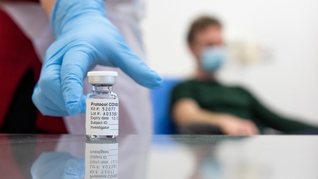 Vaccine của AstraZeneca - Ảnh: John Cairns (AFP)
