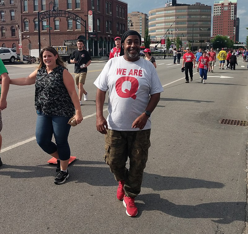 Một người đàn ông mặc áo phông có hàng chữ “Chúng ta là Q” trong một cuộc xuống đường cổ vũ Tổng thống Donald Trump - Ảnh: wikipedia