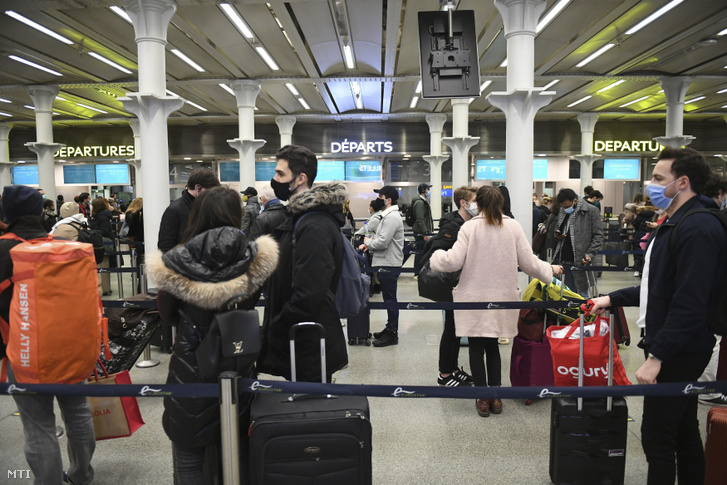 Hành khách xếp hàng tại ga St. Pancras (London), ngày 20/12/2020 - Ảnh: Stefan Rousseau (MTI)