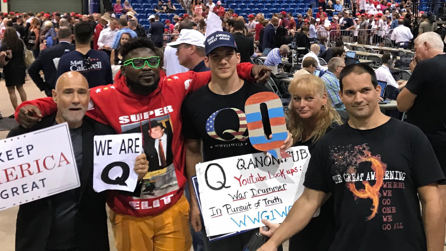 Những tín đồ “QAnon” sau cuộc tuần hành ngày 31/7/2018 để ủng hộ Donald Trump ở Tampa - Ảnh: Kirby Wilson (“Tampa Bay Times”)