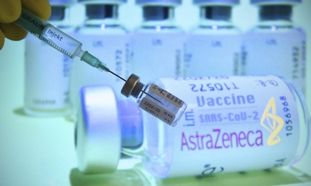 Vaccine của hãng AstraZeneca rẻ và thuận tiện bảo quản, vận chuyển - Ảnh: AP