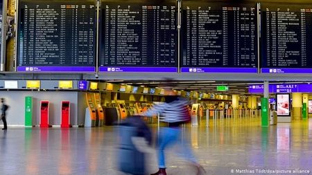 Sân bay Frankfurt vắng tanh vì dịch bệnh - Ảnh: Matthias Tödt