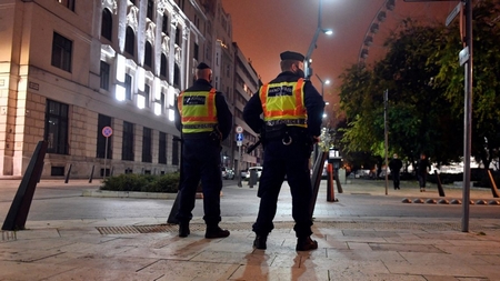 Cảnh sát tuần tra trong thời gian giới nghiêm ở Budapest - Ảnh: Máthé Zoltán (MTI)