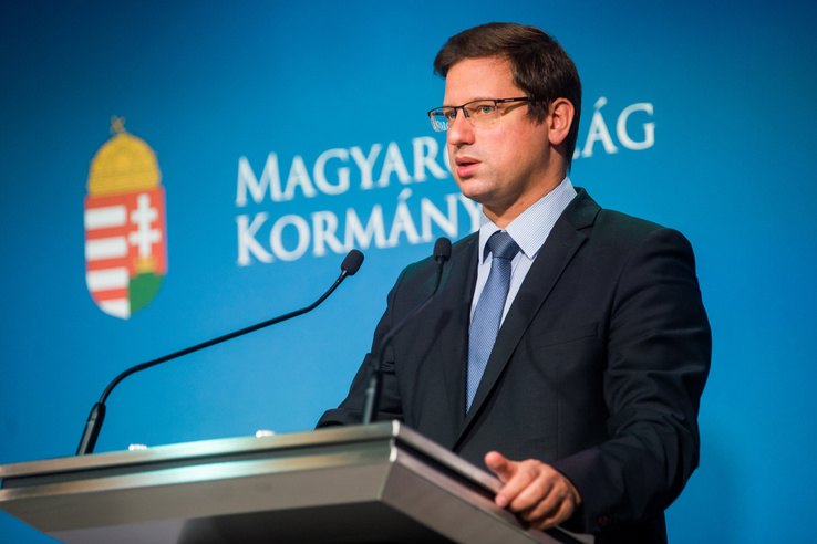 Bộ trưởng Gulyás Gergely tại họp báo chính phủ ngày 28/1/2021 - Ảnh: index.hu