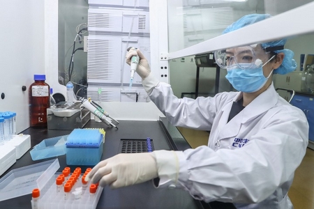 Phát triển vaccine tại Phòng thí nghiệm Sinopharm tại Bắc Kinh, tháng 4-2020 - Ảnh: Zhang Yuwei (Tân Hoa Xã/ AFP)