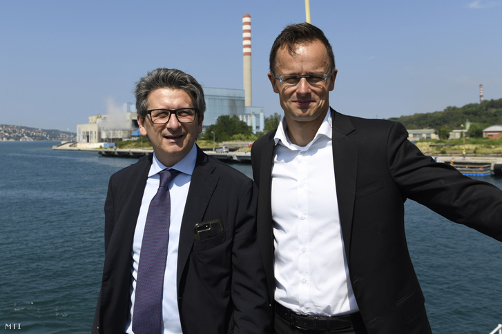 Ngoại trưởng Szijjártó Péter (phải) và ông Zeno D'Agostino, Giám đốc điều hành cảng biển Trieste tại vùng biển Adriatic, ngày 5/7/2019 - Ảnh: Mitko Stojchev (MTI)
