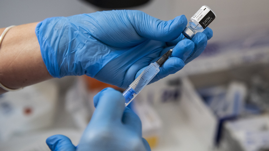 Chuẩn bị chích ngừa vaccine của Pfizer-BioNTech tại một điểm tiêm chủng ở Viện Phổi Quốc gia Korányi, Budapest ngày 30/12/2020 - Ảnh: Mónus Márton (MTI)