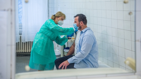 Một nhân viên y tế được tiêm chủng ngừa Covid-19 tại Bệnh viện Szent János, Budapest ngày 5-1-2021 - Ảnh: Balogh Zoltán (MTI)