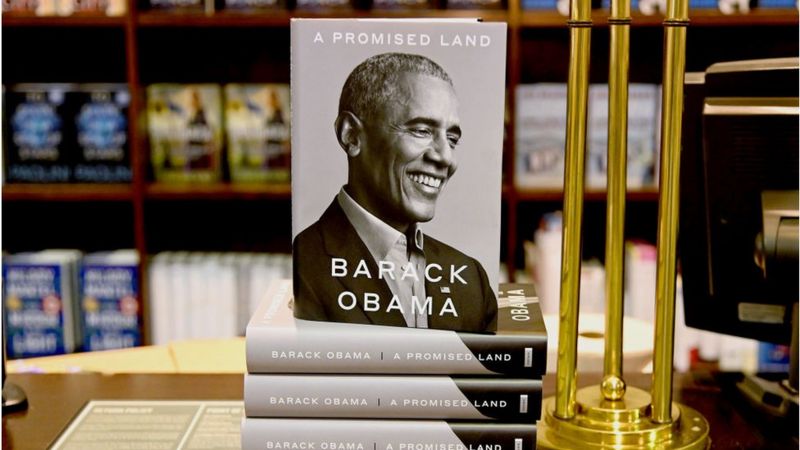 Cuốn sách của cựu Tổng thống Mỹ Barack Obama bán được hàng trăm nghìn bản ngay ngày đầu ra sách - Ảnh: BBC