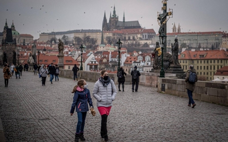 “Cầu Tình” (Karlův most) tại Praha trong mùa dịch bệnh - Ảnh: Lukas Kabon (AFP/ Anadolu Agency)
