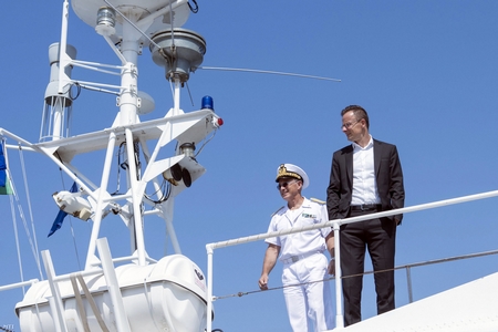 Bộ trưởng Ngoại giao Hungary trên tàu của Lực lượng Hải cảnh Ý tại cảng Trieste ngày 5-7-2019 - Ảnh: Burger Zsolt (MTI)