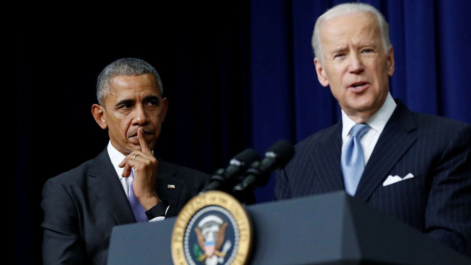 Tân tổng thống Joe Biden (phải) vào năm 2016 khi còn phục vụ trong nội các của Barack Obama - Ảnh: AP