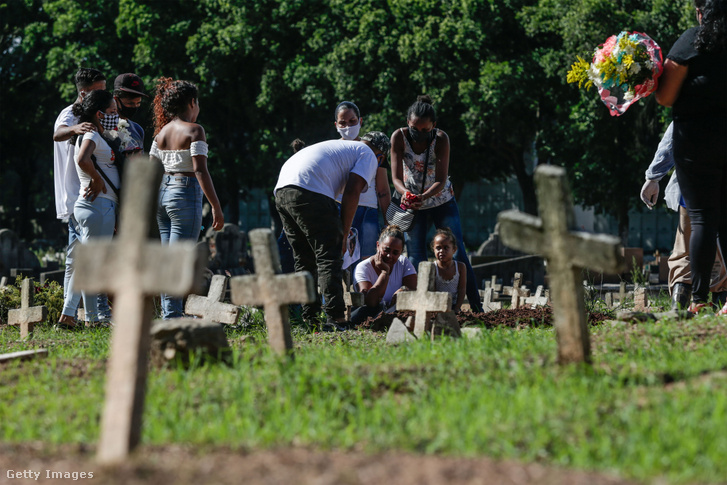 Brazil đã có hơn 200 ngàn người thiệt mạng vì Covid-19 - Ảnh: Andre Coelho