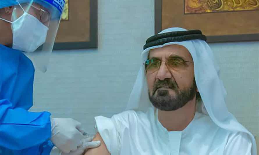 Lãnh đạo Dubai, ông Mohammed bin Rashid al-Maktoum tiêm vaccine của Sinopharm trong khuôn khổ thử nghiệm tại UAE (Các Tiểu vương quốc Ả Rập Thống nhất) - Ảnh: AFP
