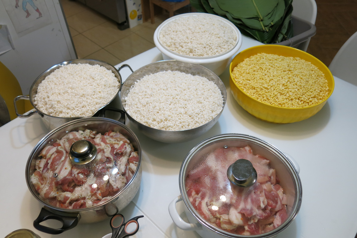 Lá dong, lạt, thịt, đỗ, gạo... đều đã được chuẩn bị trước