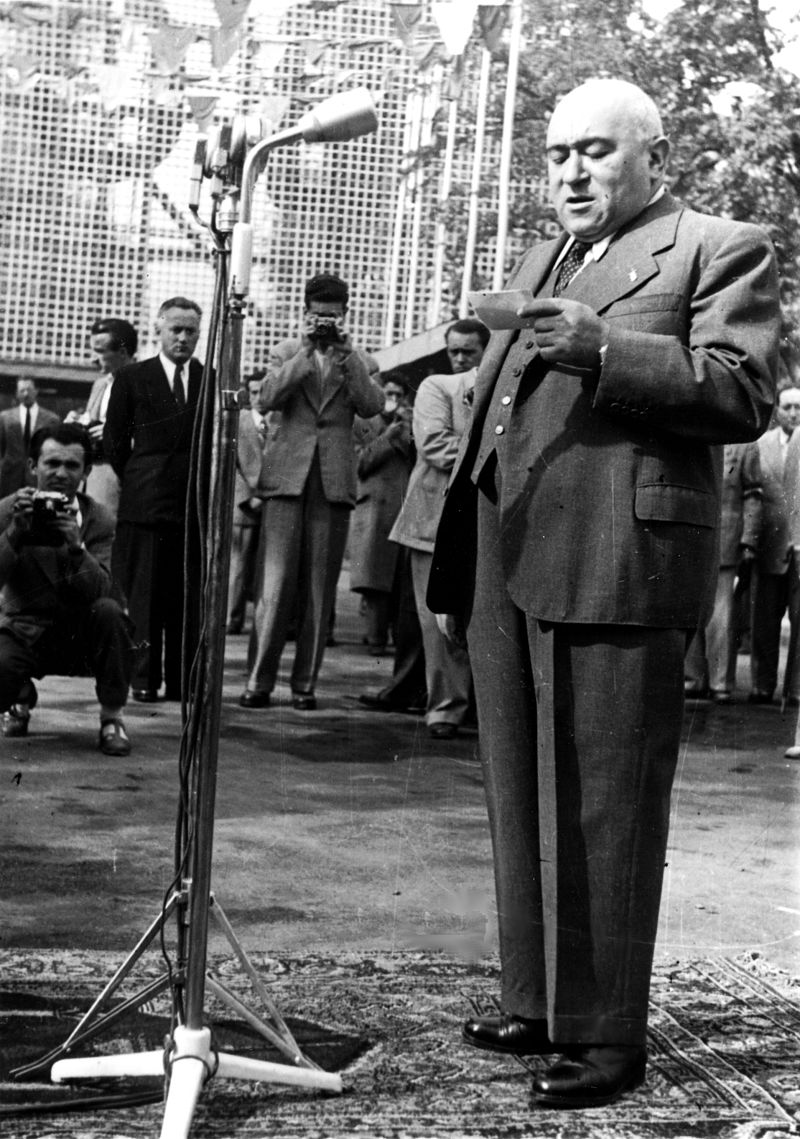 Phát biểu tại Hội chợ Quốc tế Budapest ngày 11-6-1948 - Ảnh: Fortepan