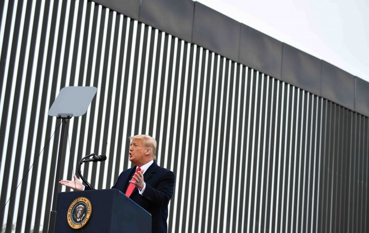 Donald Trump phát biểu tại bức tường ngăn cách biên giới Mỹ - Mexico - Ảnh: Mandel Ngan (AFP)