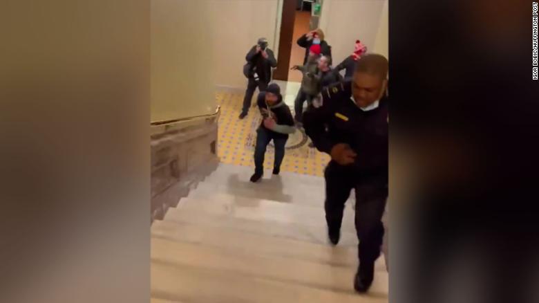 Cảnh sát viên Eugene Goodman hướng đoàn biểu tình rời khỏi Phòng họp Thượng viện vào thứ Tư, ngày 6/1 - Ảnh chụp màn hình
