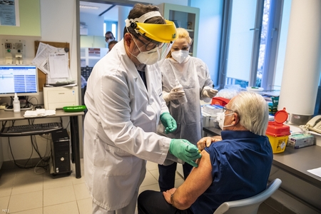 GS. Merkely Béla tiêm chủng vaccine Pfizer/ BioNTech cho bác sĩ dịch tễ Ludwig Endre tại Trung tâm Tim mạch Városmajor, Budapest ngày 26-12-2020 - Ảnh: Mónus Márton (MTI)