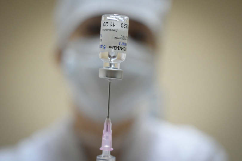 Tiêm chủng đang là vấn đề cấp thiết để tái khởi động cuộc sống - Ảnh: Natalia Kolesnikova (AFP)